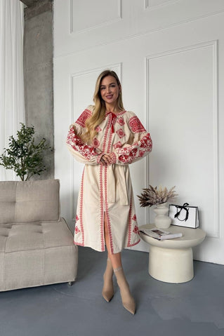 Жіноча вишита сукня міді з поясом у бежевому кольорі