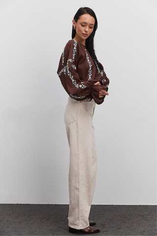 Шоколадна вишиванка з квітковою вишивкою