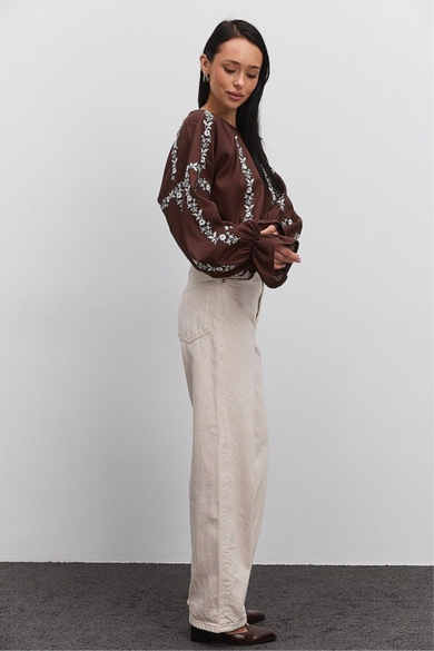 Шоколадна вишиванка з квітковою вишивкою