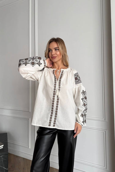 Жіноча вишиванка з геометричною вишивкою