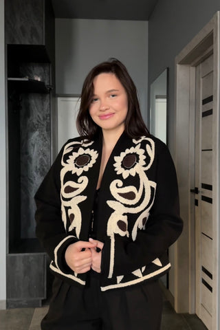 Жіночий жакет з вишивкою «Соняхи» чорний