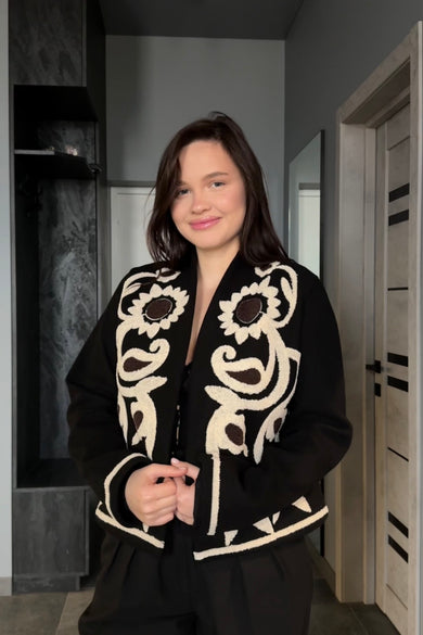 Жіночий жакет з вишивкою «Соняхи» чорний