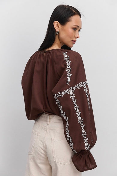 Шоколадна вишиванка з квітковою вишивкою