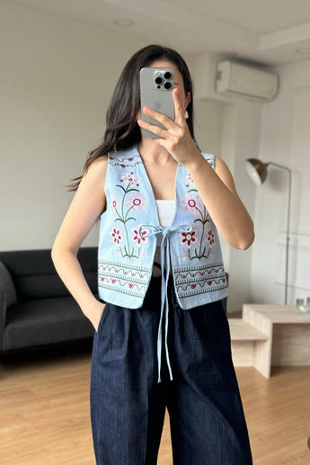 Жіноча жилетка з квітковою вишивкою