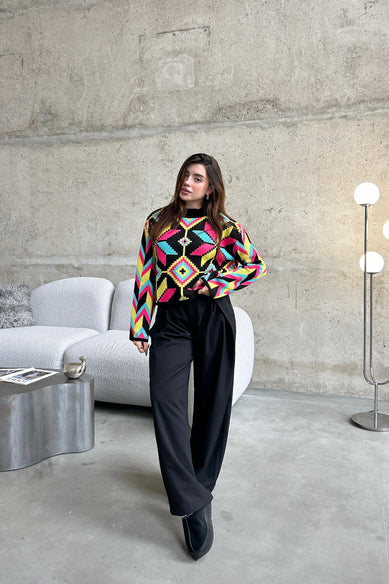 Яскравий светрик з орнаментом