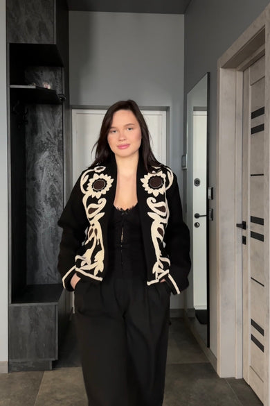 Жіночий жакет з вишивкою «Соняхи» чорний