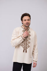 Чоловіча вишиванка світло-бежевого кольору з орнаментом