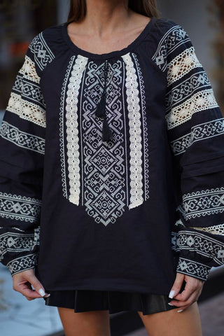 Жіноча чорна вишиванка з білою вишивкою