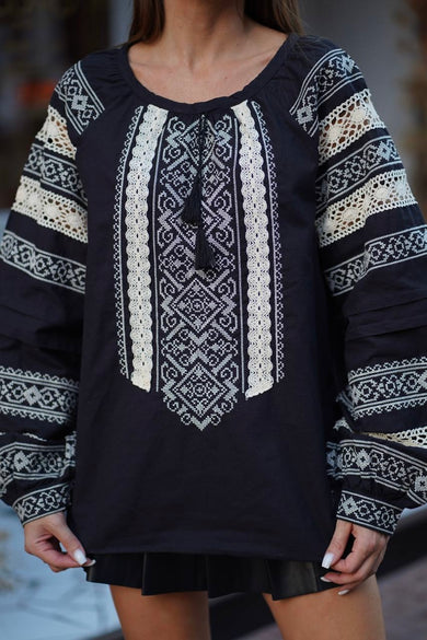 Жіноча чорна вишиванка з білою вишивкою