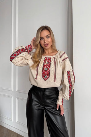 Жіноча вишиванка з червоною вишивкою