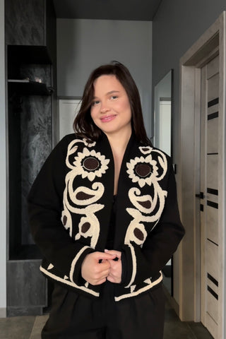 Жіночий жакет з вишивкою «Соняхи» чорний