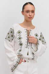 Молочна вишиванка з темно-зеленою геометрією