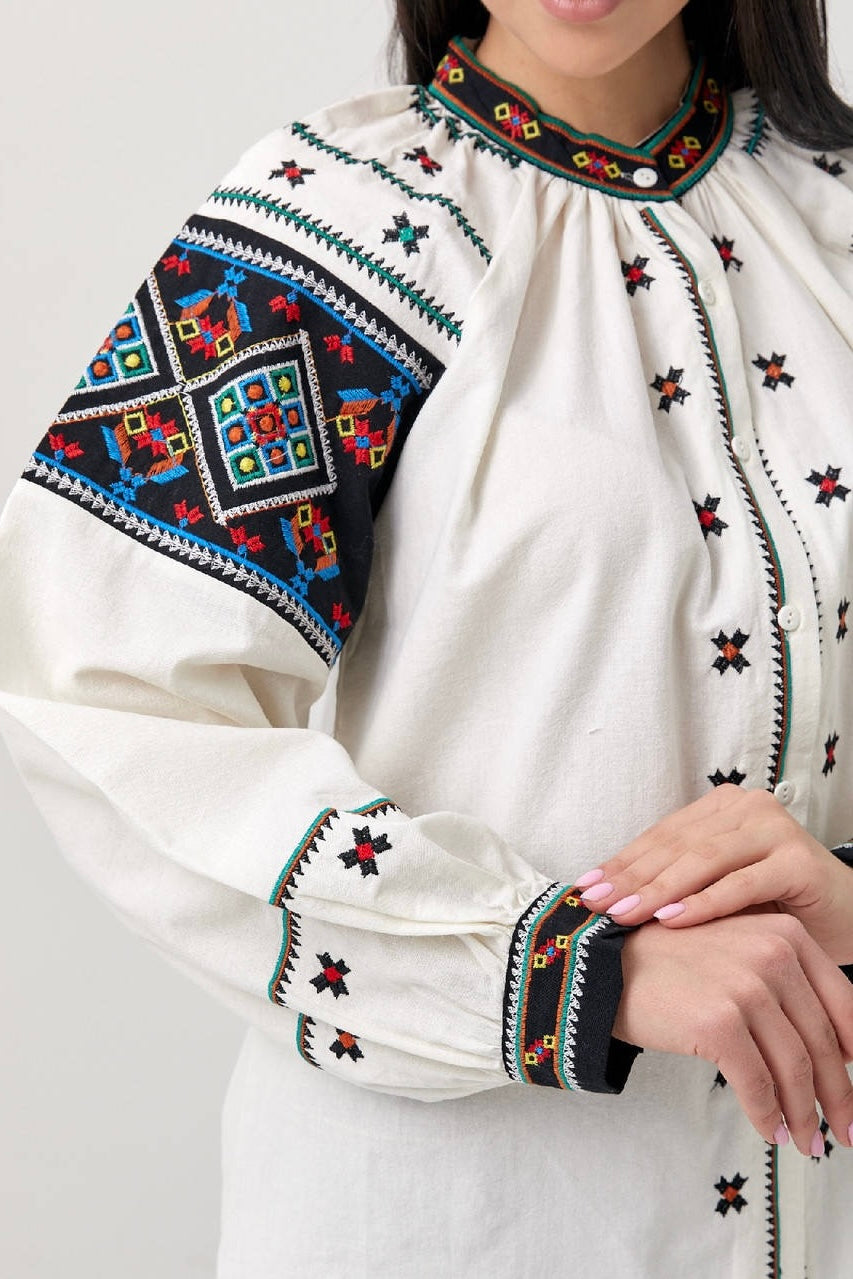 Вишиванка на ґудзиках з орнаментом