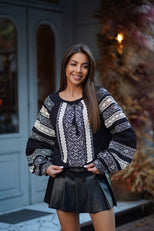 Жіноча чорна вишиванка з білою вишивкою