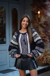 Жіноча чорна вишиванка з білою вишивкою