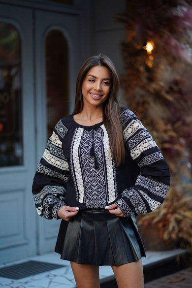 Жіноча чорна вишиванка з білою вишивкою