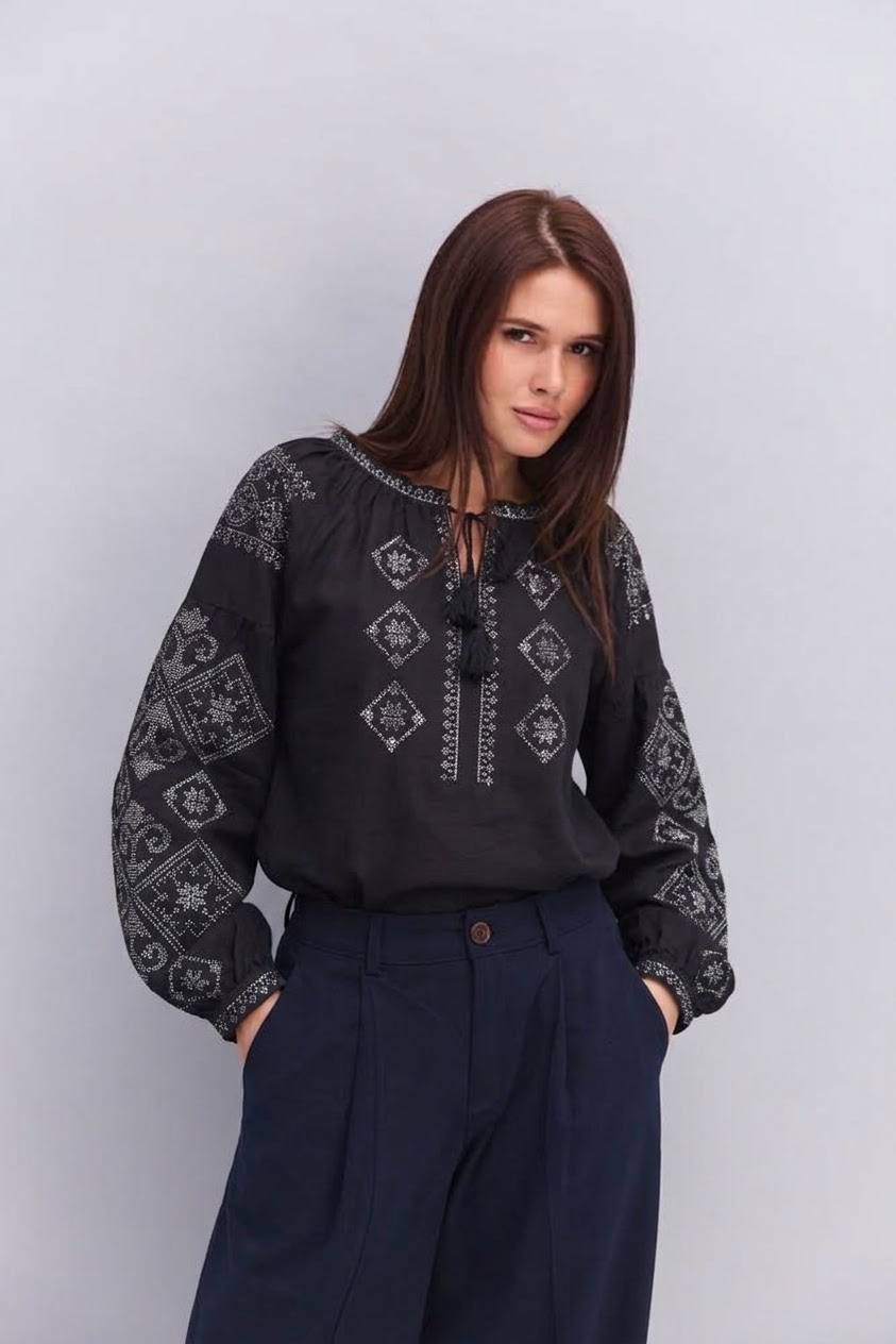 Жіноча чорна сорочка з орнаментом зі стразів