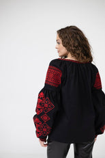 Жіноча чорна вишиванка з червоним орнаментом та китицями