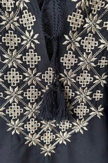 Жіноча чорна вишиванка з етнічним золотим візерунком