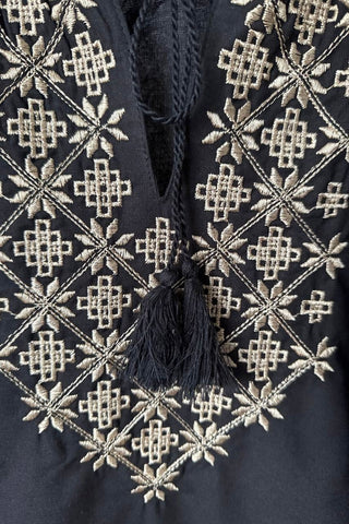 Жіноча чорна вишиванка з етнічним золотим візерунком