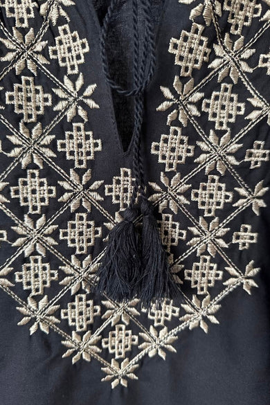 Жіноча чорна вишиванка з етнічним золотим візерунком