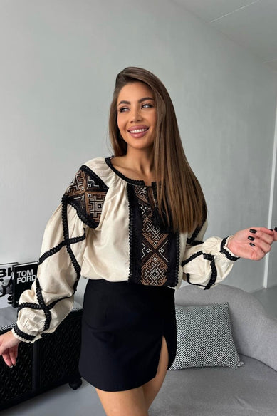 Жіноча бежева вишиванка з орнаментом