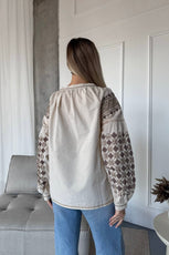 Жіноча вишиванка з геометричним орнаментом