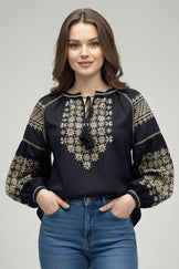 Жіноча чорна вишиванка з етнічним золотим візерунком