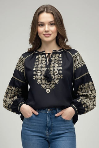 Жіноча чорна вишиванка з етнічним золотим візерунком