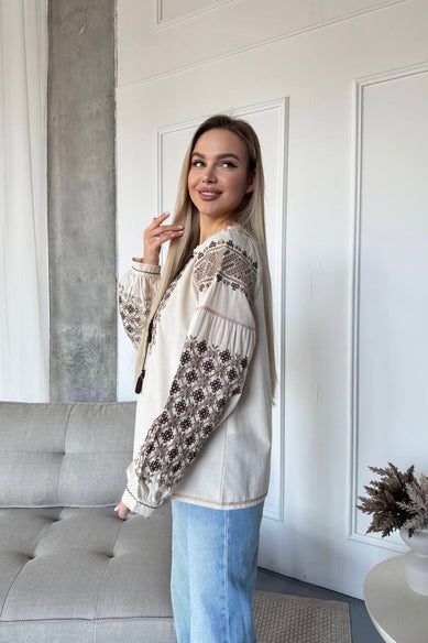 Жіноча вишиванка з геометричним орнаментом