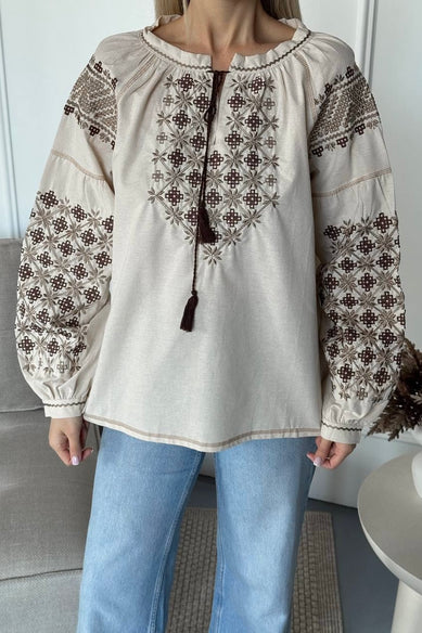 Жіноча вишиванка з геометричним орнаментом