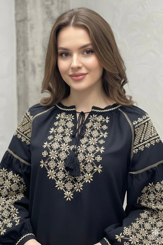 Жіноча чорна вишиванка з етнічним золотим візерунком
