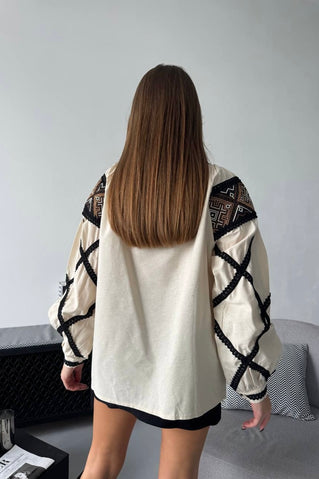 Жіноча бежева вишиванка з орнаментом