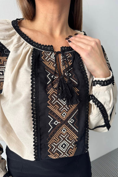 Жіноча бежева вишиванка з орнаментом