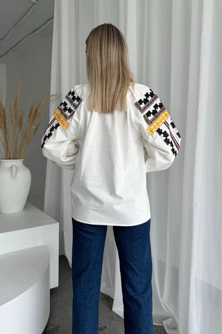 Жіноча вишиванка із зав'язками