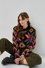 Яскравий светрик з орнаментом