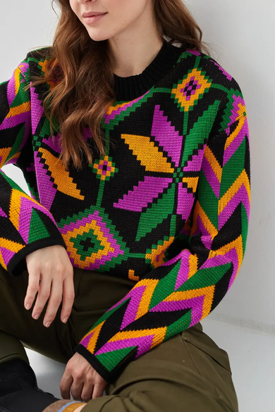 Яскравий светрик з орнаментом