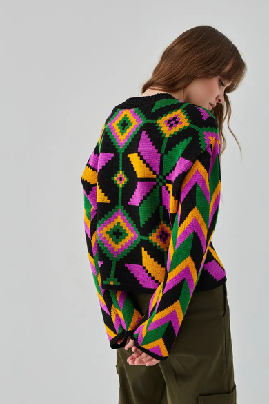 Яскравий светрик з орнаментом