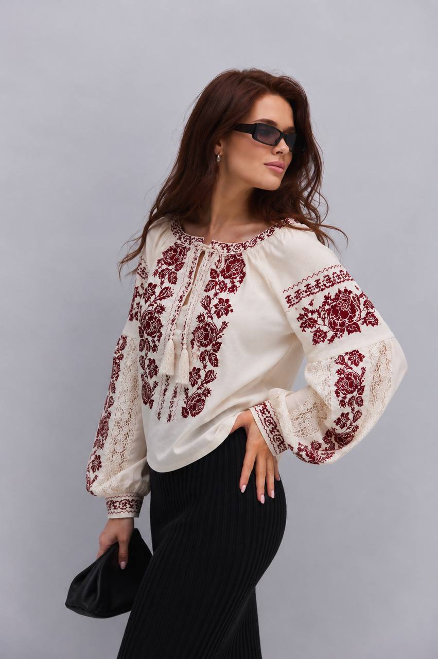 Жіноча вишиванка з бордовою вишивкою та мереживом